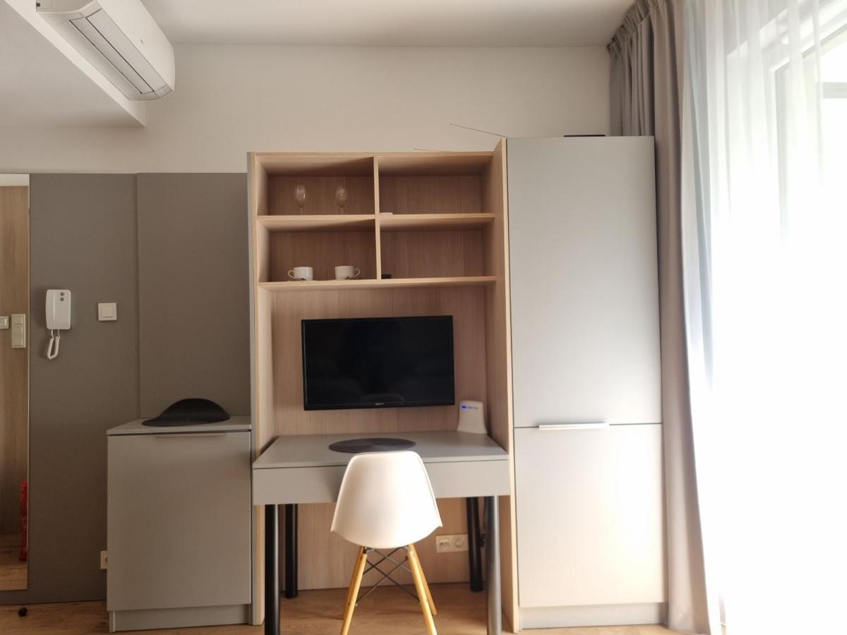 Aparthotel Warsaw Central: Balcony Retreat with Parking Exterior photo